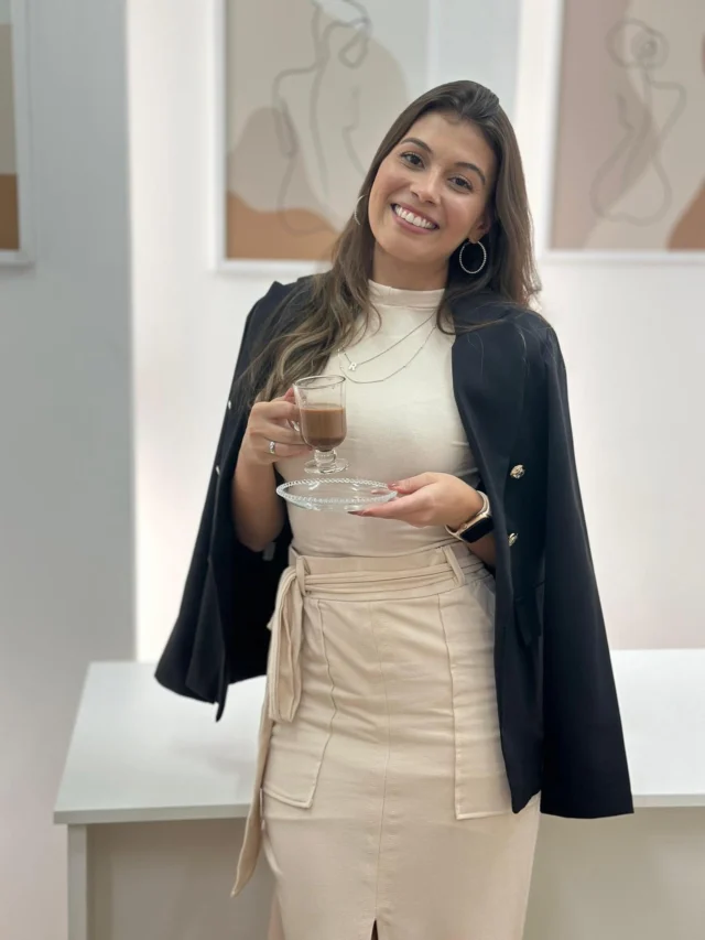 Meet Rafaella @edvardandpink
Rafaella is a physiotherapist specialising in Dermatofunctional and Aesthetic Physiotherapy with an emphasis on injectables. With over 3 years of experience in lymphatic drainage and several specialised courses in the field. Rafaella is passionate about combining knowledge, technique, and care.
✨ What is lymphatic drainage?
Lymphatic drainage is a gentle massage technique that stimulates the lymphatic system, helping to reduce swelling, improve circulation, and eliminate toxins from the body. It promotes well-being, supports recovery processes, and enhances aesthetic results in a safe and natural way.
This is an incredible treatment for:
Detoxification and immune support ✔️
Post-surgery recovery ✔️
Bloating ✔️
Improving skin tone and reducing puffiness ✔️
#faceandbodyexperts #skincare #bodycare #edvardandpink #dundrumtowncentre